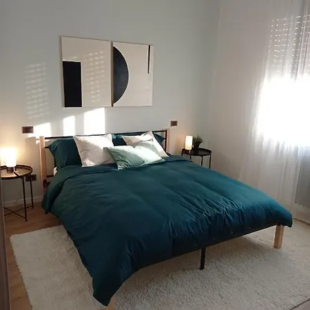 Nice Square Apartment *